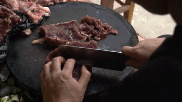 厨师手工切牛肉实拍
