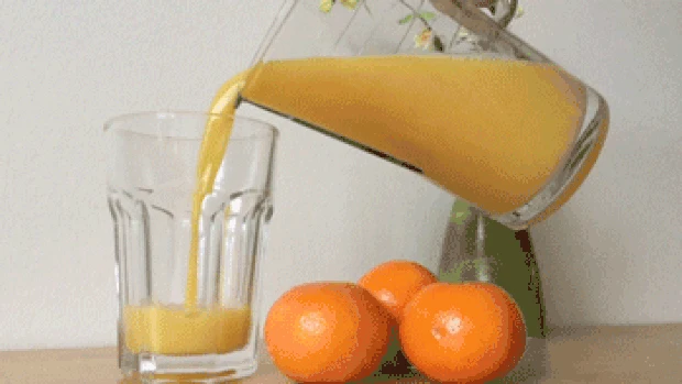 倒橙汁杯子橙子实拍