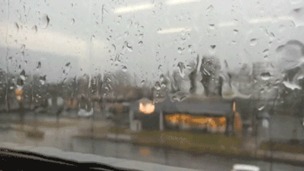 下雨秋季玻璃倒映实拍