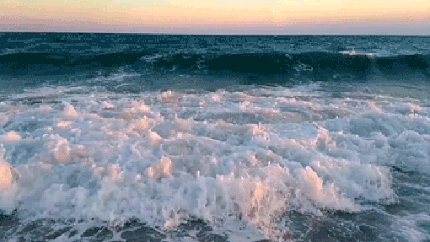 澎湃海浪大海实拍海